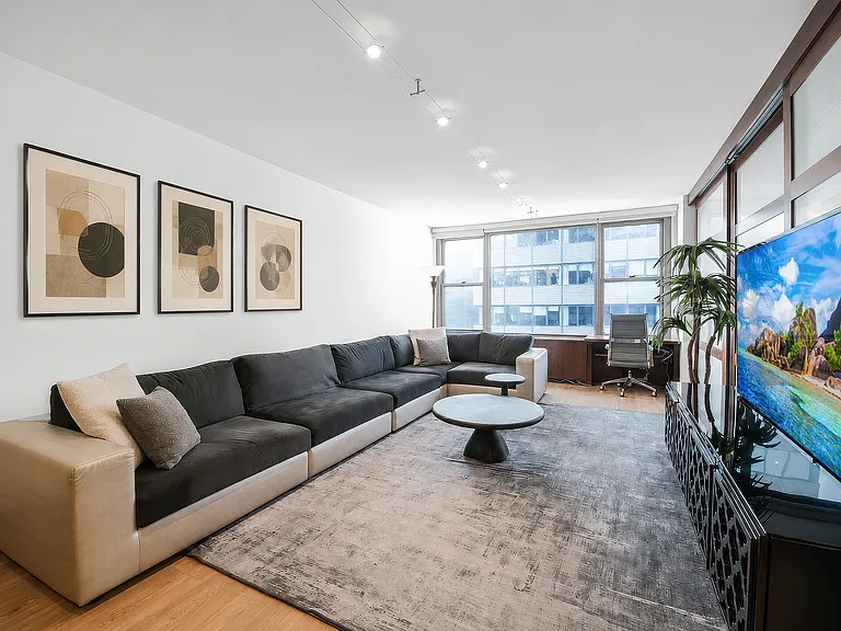 117 E 57th St #34E — Photo 3