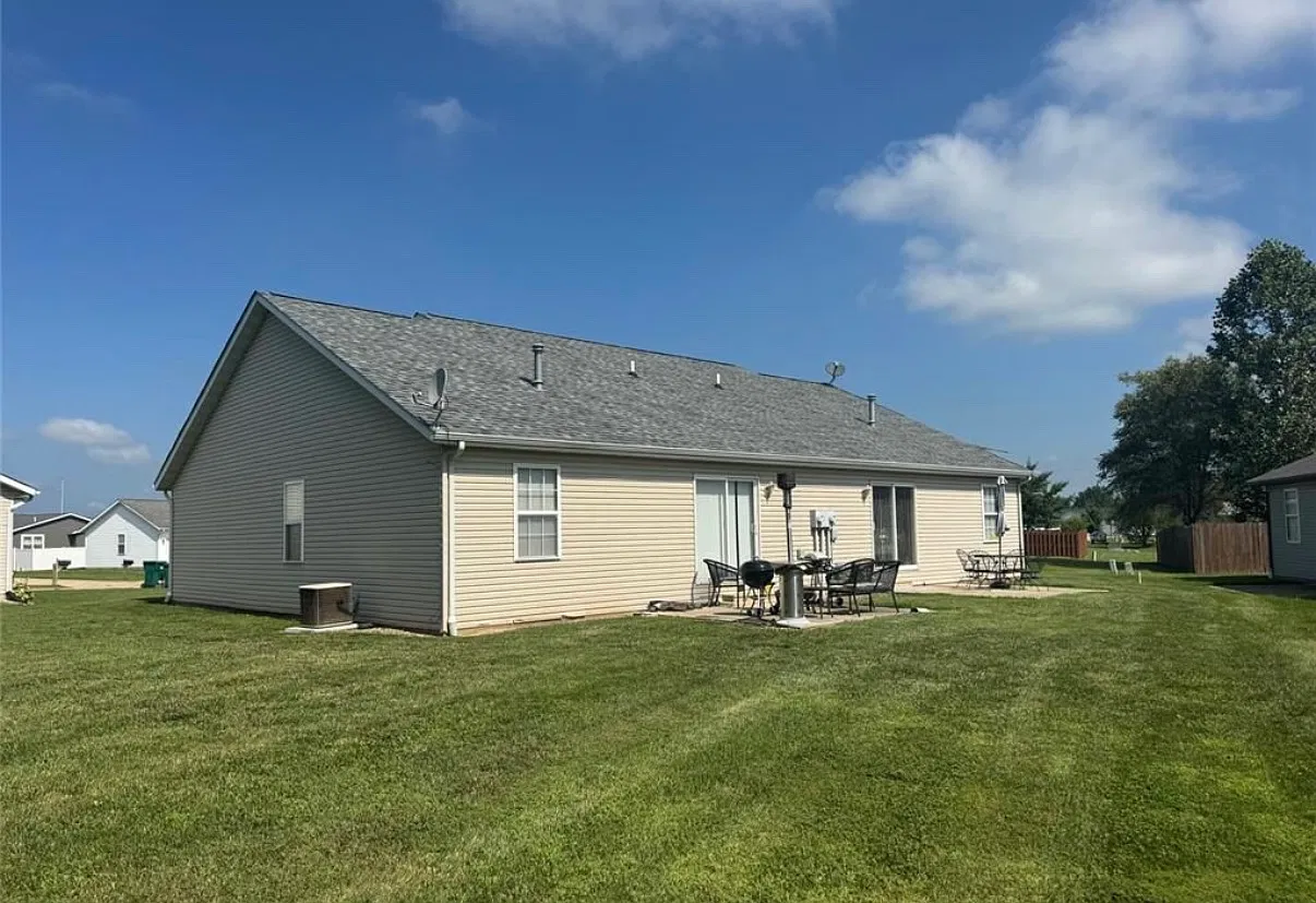 2 bed, 1100 sqft, $1,500 — Photo 3