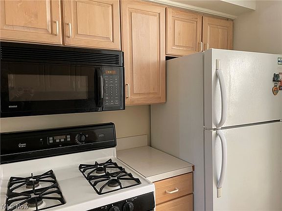 4th image of 15875 Van Aken Blvd