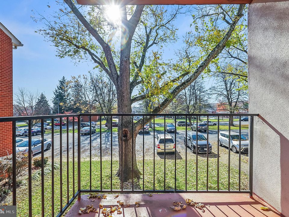 2nd image of 125 Driveway Clubhouse K