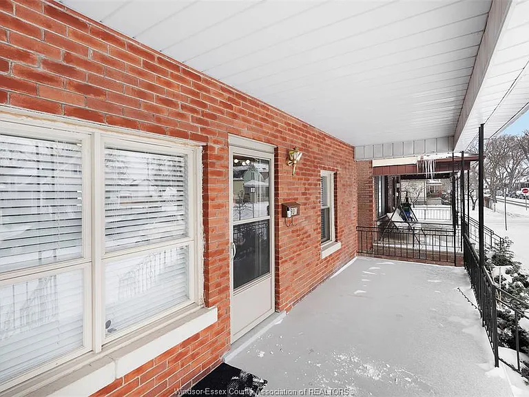 907 Gladstone Ave #MAIN — Photo 2
