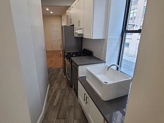 3rd image of 110 6th Ave #5