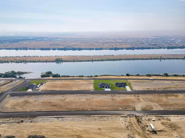 405 Panoramic Dr, Pasco, WA 99301