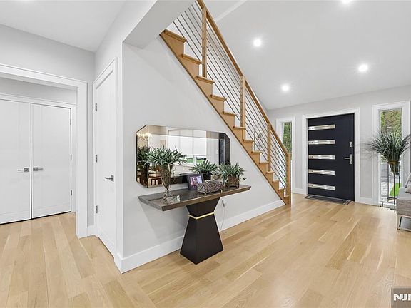 4th image of 31 Engleside St
