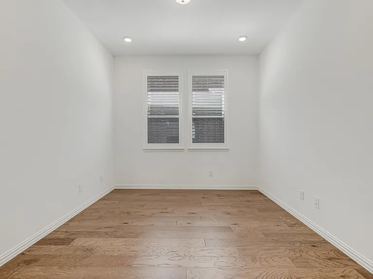 8308 Pine Valley Dr — Photo 16