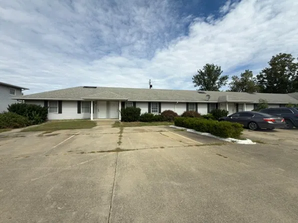 1305 18th St #17, Charleston, IL 61920