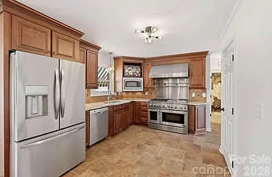 4 bed, 3300 sqft, $4,000 — Photo 2