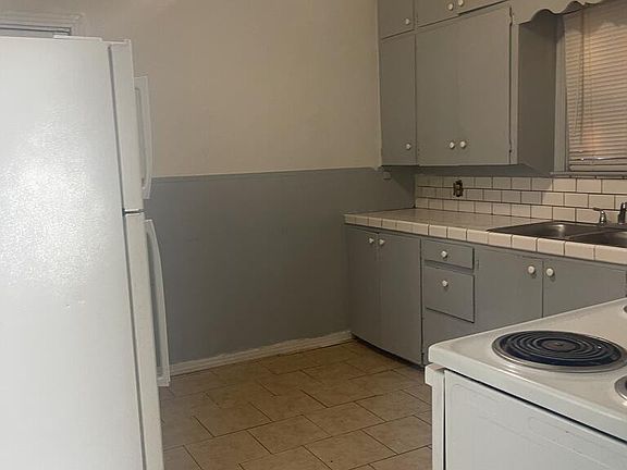 4th image of 937 Edwards St