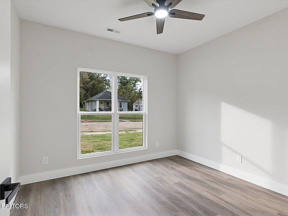 3rd image of 3315 Ashland Ave