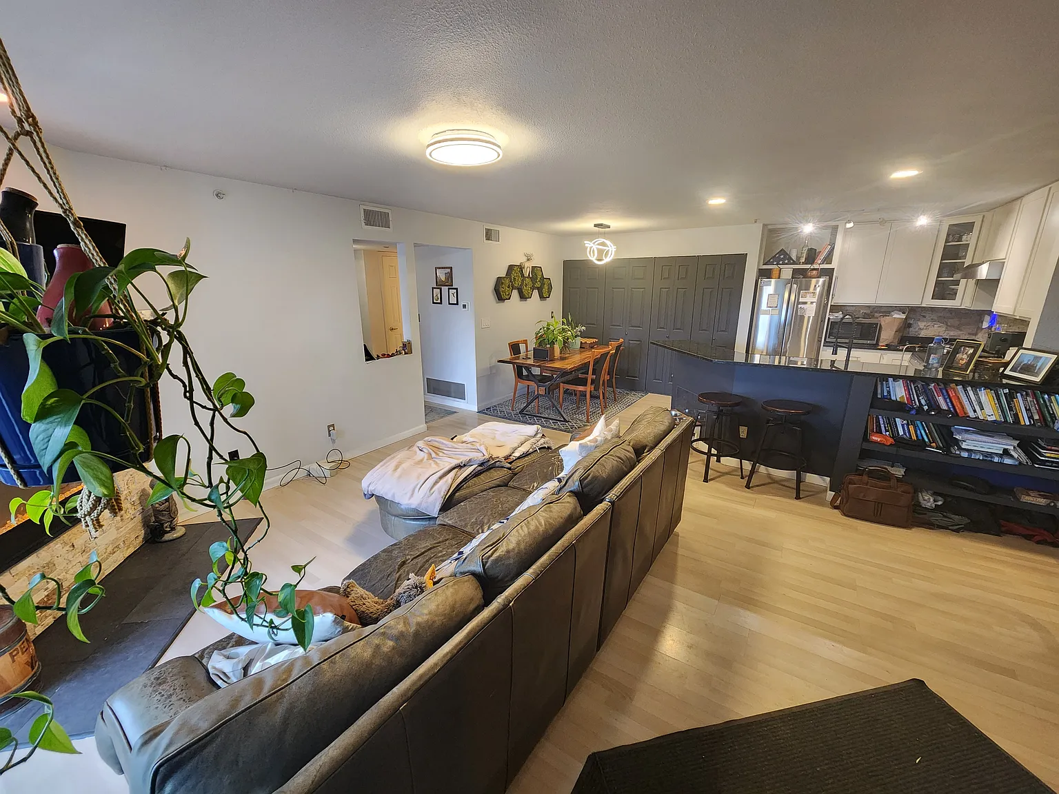 2 bed, 948 sqft, $2,400 — Photo 3