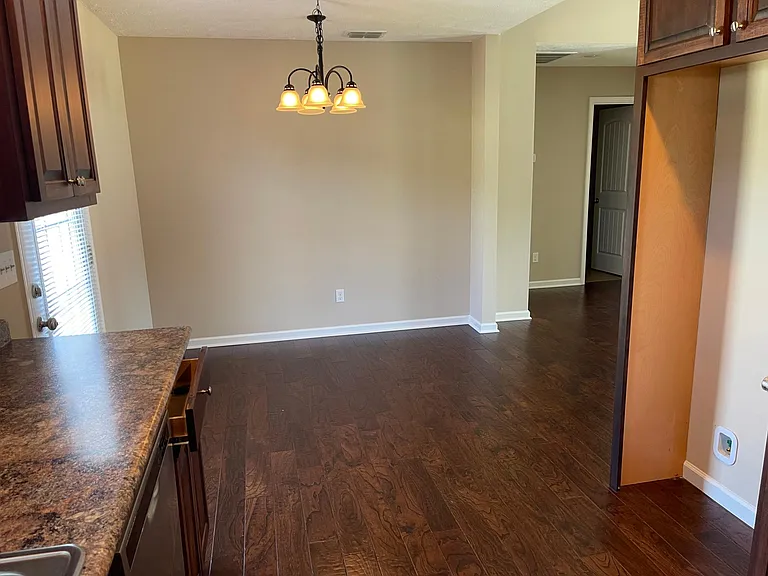 204 Williamsburg Cir — Photo 9