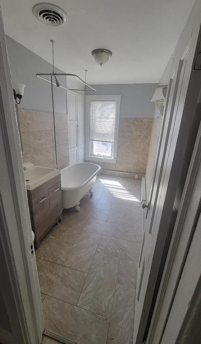 3 bed, 900 sqft, $2,100 — Photo 1