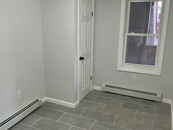 5th image of 1039 Evergreen Ave