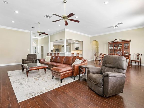 4th image of 106 Royal Crescent Dr