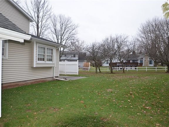 3rd image of 25 Holly Sue Ln
