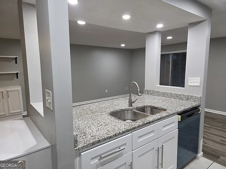 5349 Tracey Dr — Photo 7