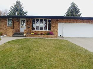 1344 Tuxedo Rd, Minot, ND 58703