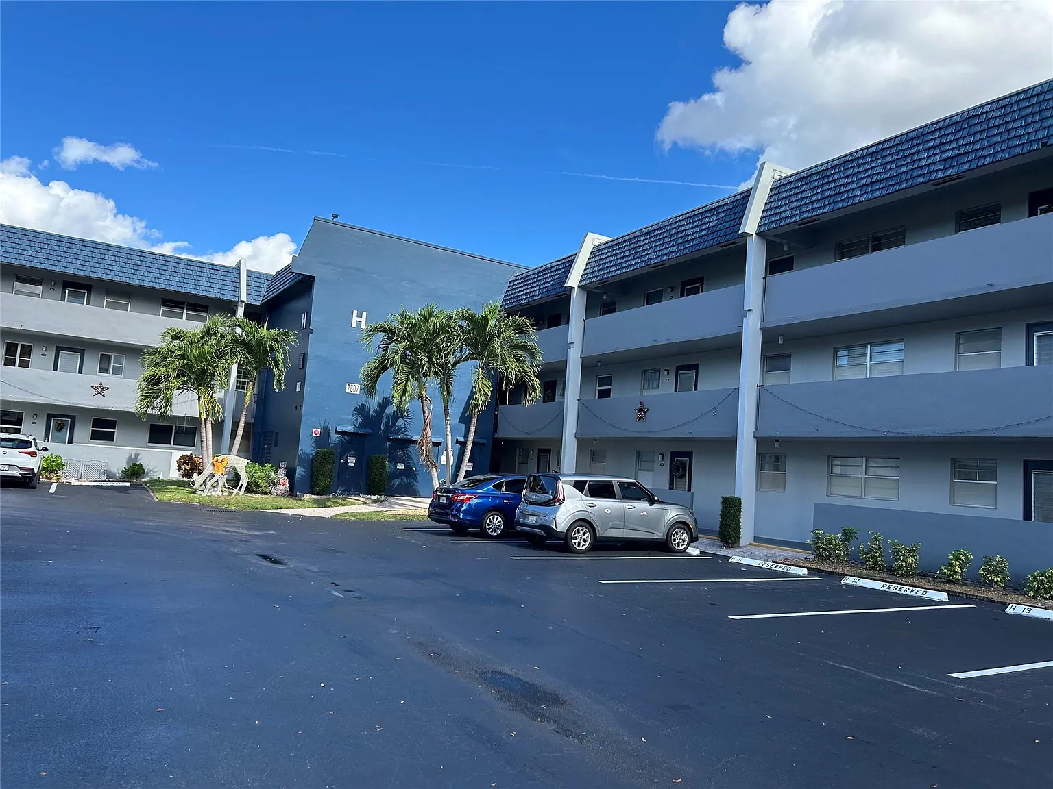 1 bed, 1.5 bath, 760 sqft, $1,300 — Photo 1
