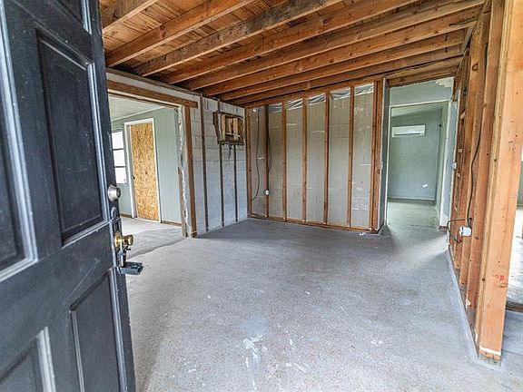 4th image of 4050 Arrowhead Ave