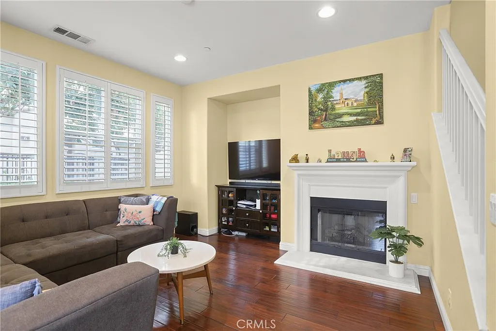 3 bed, 2.5 bath, 1491 sqft, $4,500 — Photo 2
