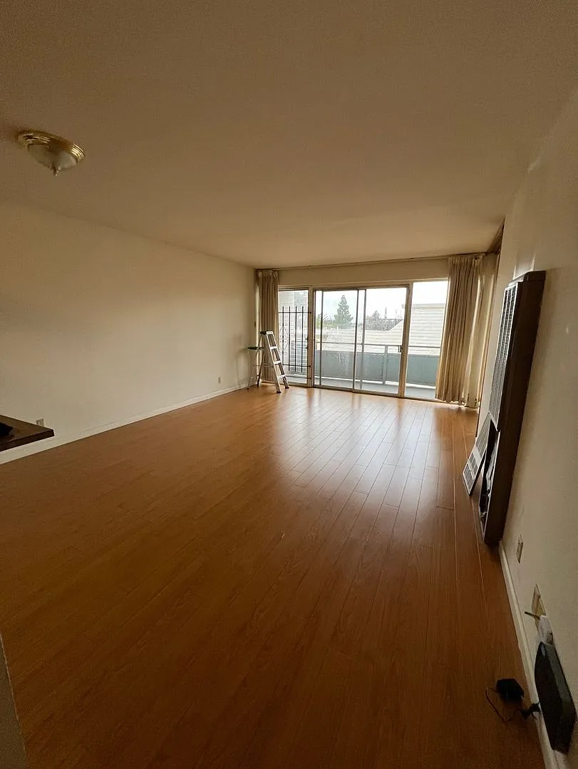 0740O - The Mariposa Apartments — Photo 2
