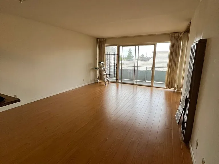 0740O - The Mariposa Apartments — Photo 2