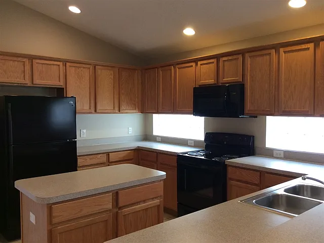 4 bed, 2.0 bath, 2165 sqft, $2,920 — Photo 2