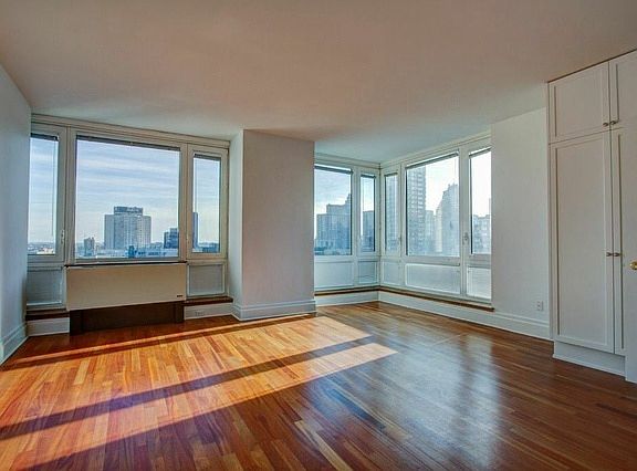 4th image of 300 E 77th St APT 19A