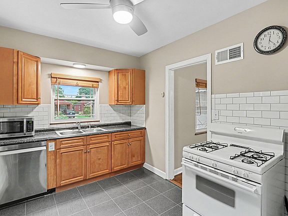5th image of 2719 Ashland Ave