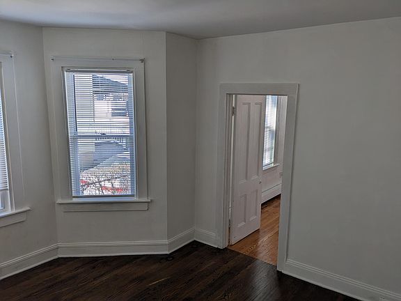 3rd image of 520 Oak St Floor 1