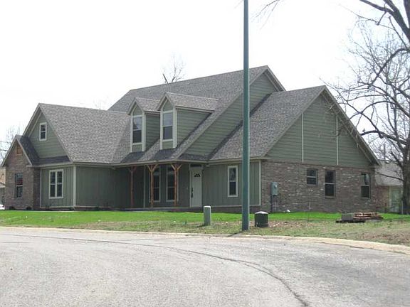 2nd image of 900 W Twin Springs Ct
