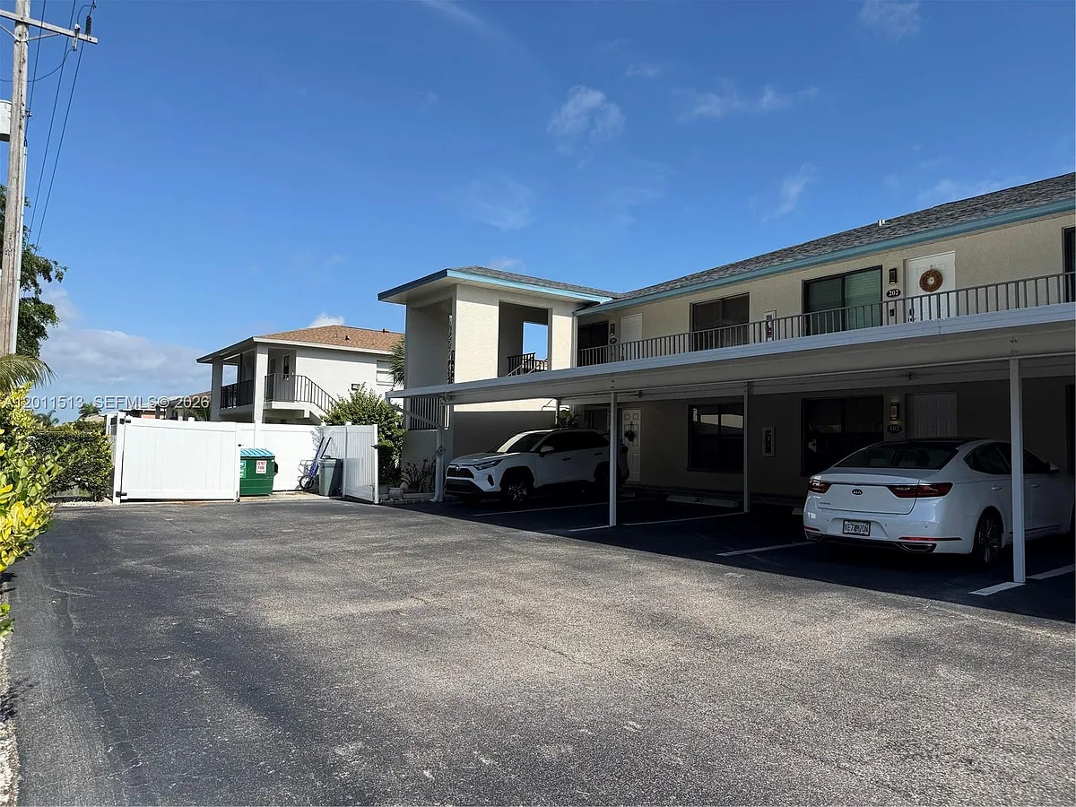 Building Photo - 123 SW 47th Ter #201