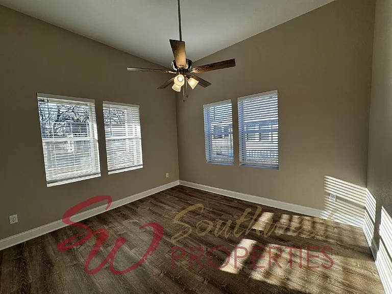 939 W Frey St — Photo 13