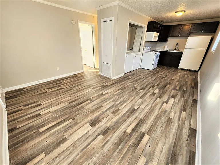 1409 Douglas Ave — Photo 6