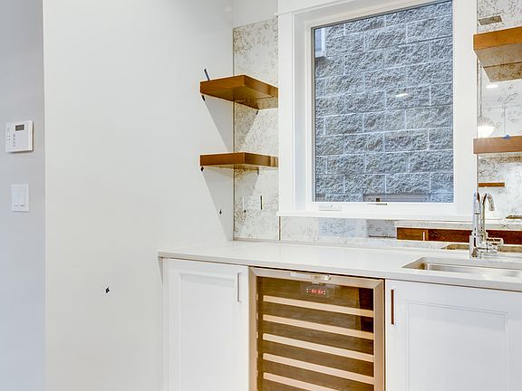 5th image of 742 W Buckingham Pl #3