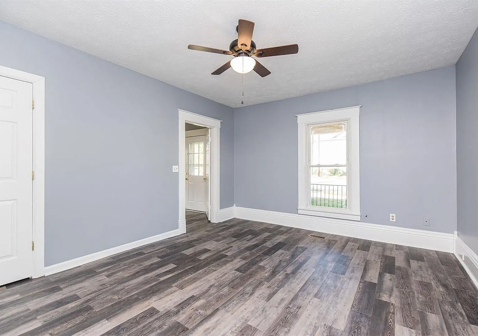Bright & Spacious 3-Bedroom Home Pet-Friendly with Private Yard — Photo 3
