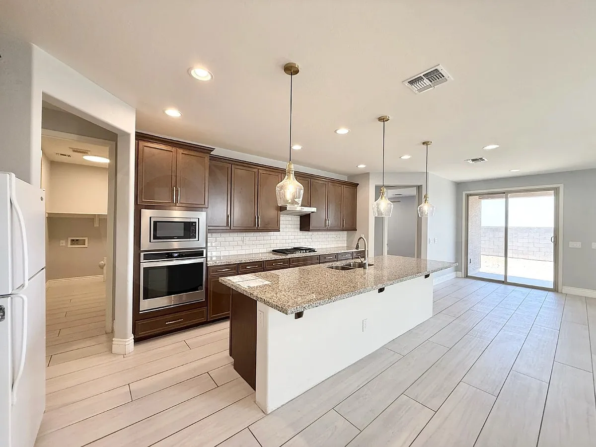 3 bed, 2.0 bath, $2,115 — Photo 4