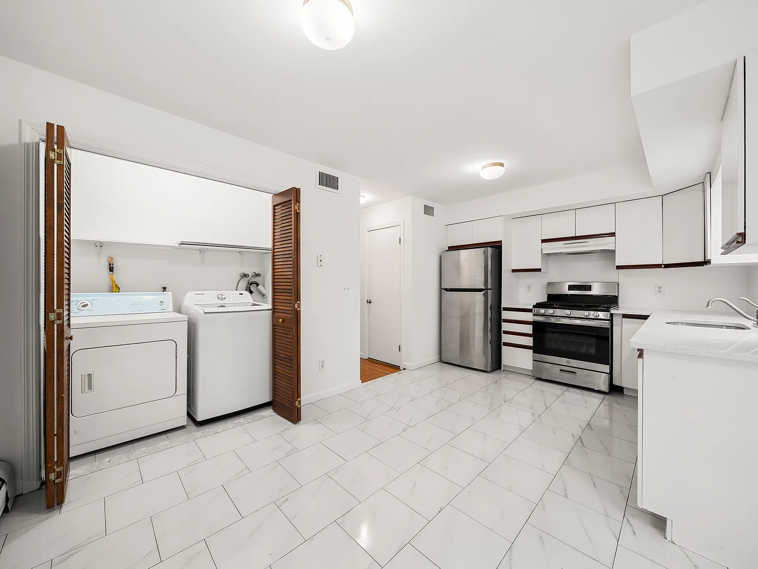 3 bed, 3.5 bath, 2000 sqft, $4,000 — Photo 3