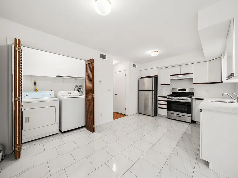 2462B E 7th St #B — Photo 3