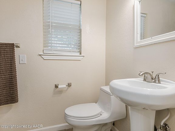 3rd image of 301 Melinda Ln