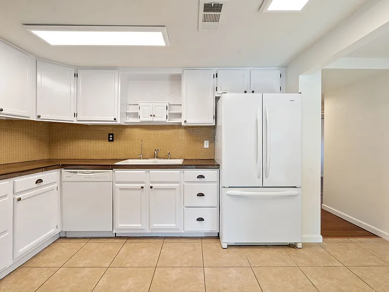 901 E Hearn Rd — Photo 15