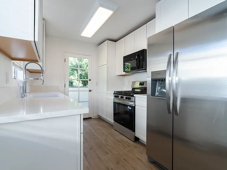 13046 Moorpark St #204 — Photo 8