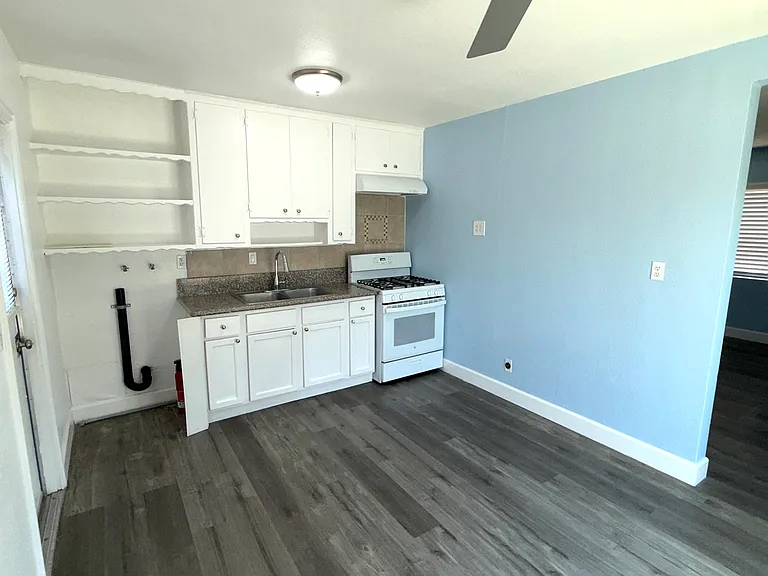 564 N Citrus St — Photo 8