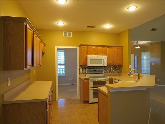 3rd image of 109 Country View Ln