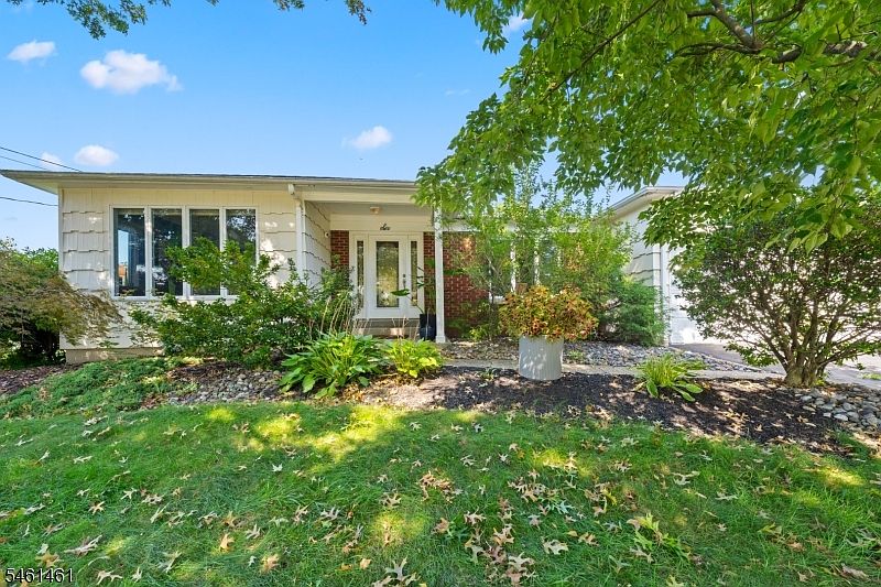 1st image of 6 Martin Ln