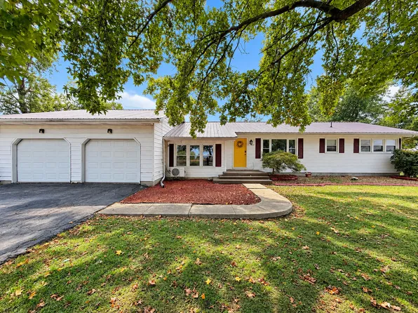 205 W Hoffman St, Irvington, IL 62848