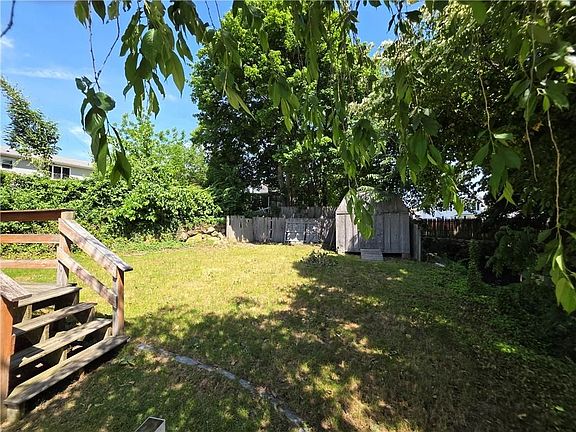 5th image of 216 Maplewood Ave