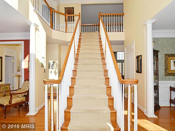 Large entry foyer/Also 2nd staircase off Kitchen