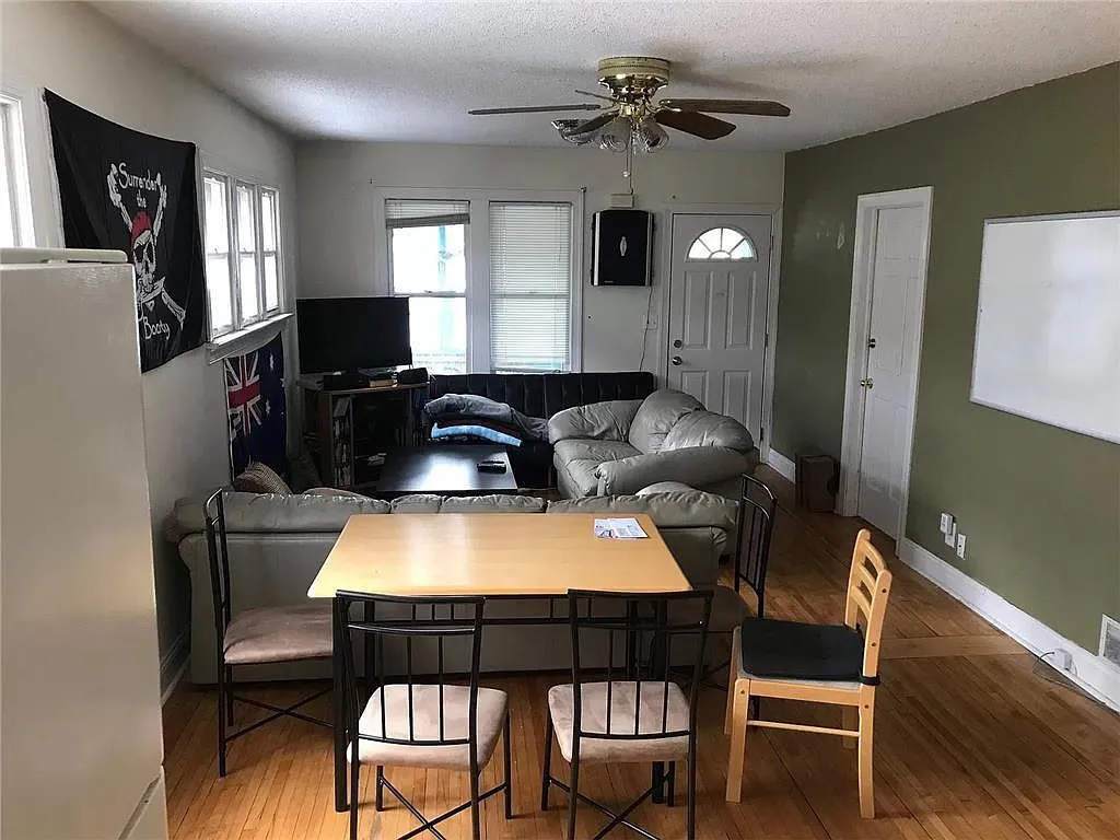4 bed, $2,200 — Photo 1