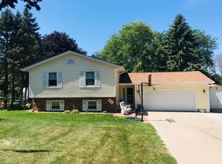 413 Oak Ridge Ct, Fort Atkinson, WI 53538